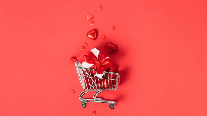 Carrello con sopra cuori e un regalo